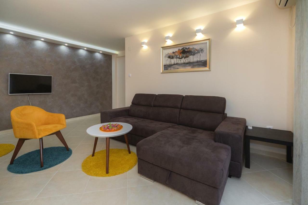 Apartmani Tref Petrovac エクステリア 写真